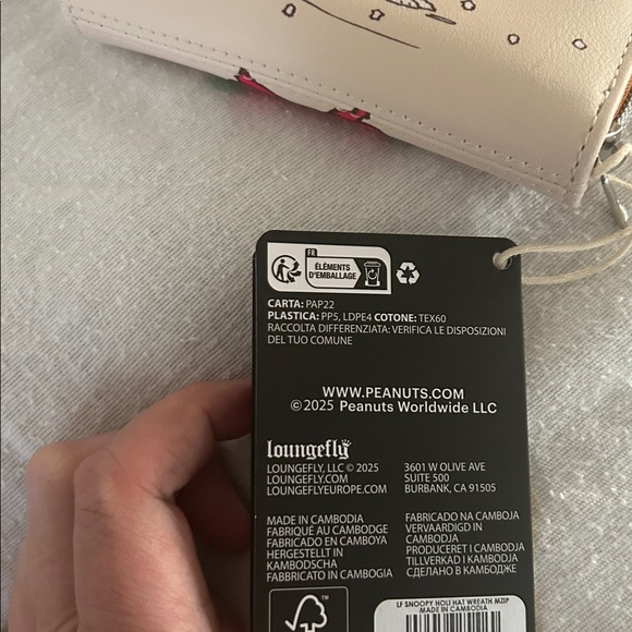 Loungefly Snoopy Christmas Round Crossbody Bag and wallet - Picture 11 of 13